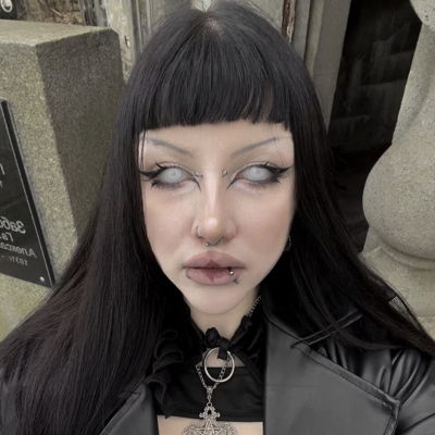 Kira Goth Girl OnlyFans travel creator