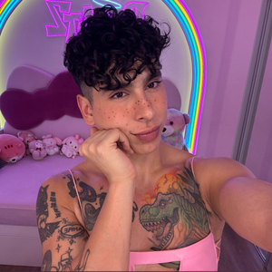Emi Vela 💪🏼🎀 Unveils a Fresh Look on OnlyFans!