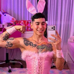 OnlyFans Star <strong>Emiliano 💪🏼🎀</strong> Refreshes Profile with Bold Updates