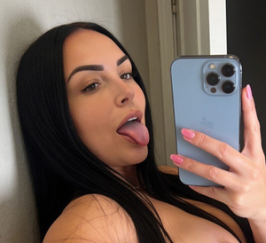 𝐔𝐑 𝐍𝐄𝐖 𝐎𝐁𝐒𝐄𝐒𝐒𝐈𝐎𝐍 🇬🇧 Shakes Up OnlyFans with a Fresh New Look!