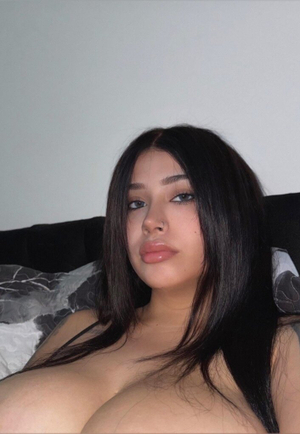 OnlyFans Star <strong>Ur4</strong> Freshens Up Her Look!