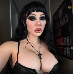 Vampire Doll🌙💋✨ Unveils Fresh Look on OnlyFans!