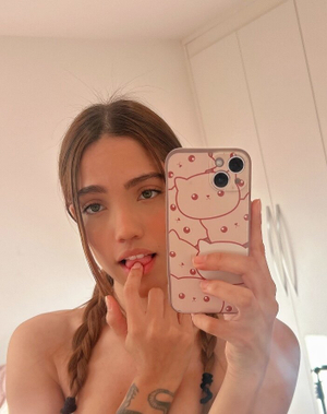 OnlyFans Sensation <strong>Larissa ✨</strong> Unveils Fresh New Look!