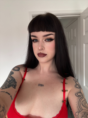 Charlotte 🌹 Unveils a Bold New Look on OnlyFans
