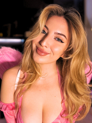 Vanessa🧸 Unveils a Fresh Look on OnlyFans