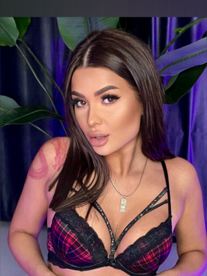 Becca Bradley🍭🧁 Spices Up Her OnlyFans with a Fresh Look!