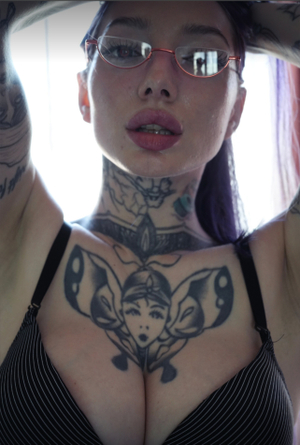 OnlyFans Sensation <strong>Lily 🐝💕</strong> Updates Her Profile with Fresh Vibes!