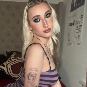 OnlyFans Star <strong>Your GF Stella🖤</strong> Unveils Fresh New Look
