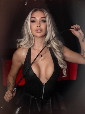 𝑴𝑰𝑺𝑻𝑹𝑬𝑺𝑺 𝑺𝑪𝑨𝑹𝑳𝑬𝑻𝑻 Unveils a Bold New Look on OnlyFans