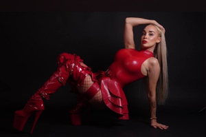 𝑴𝑰𝑺𝑻𝑹𝑬𝑺𝑺 𝑺𝑪𝑨𝑹𝑳𝑬𝑻𝑻 Unveils a Bold New Look on OnlyFans