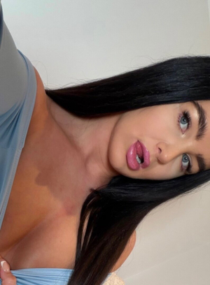Louise Woods 🍑 Spices Up Her OnlyFans Profile with a New Look!
