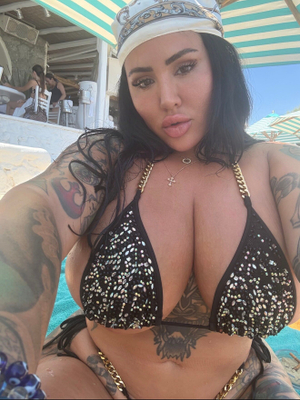 OnlyFans Star <strong>SiNGLE STEPMOM DREA ALEXA</strong> Unveils a Fresh New Look!