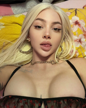 Céline Centino🍒 Dazzles with New Look on OnlyFans