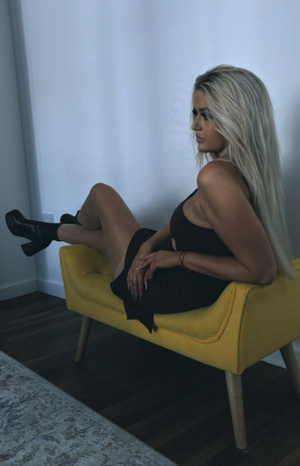 Lizzy Long Legs 🕷️ Shakes Up OnlyFans with a Fresh New Look!
