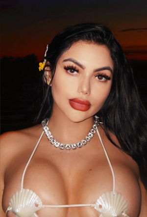 𝐋𝐀𝐓𝐈𝐍𝐀 𝐅𝐀𝐓 𝐀𝐒𝐒 🍑 Shines with a New Look on OnlyFans!