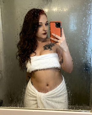 OnlyFans Sensation <strong>Liv 💦 Breeding Mom 🤰🏻</strong> Spices Up Her Profile!