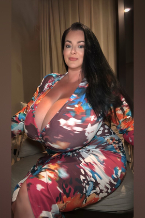 🌿✨𝗞𝗮𝗿𝗹𝗮 𝗝𝗮𝗺𝗲𝘀✨🌿 Unveils Glamourous Updates on OnlyFans!