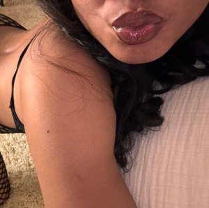 Alaya 🩷 Unveils a Fresh Look on OnlyFans!