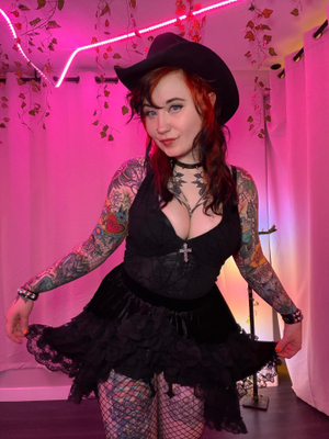 Mistress <strong>LainaBearrKnee</strong> Unveils New Look on OnlyFans!