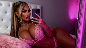 BIG ASS 😍 Lexi 🩷 Unveils Fresh Look on OnlyFans