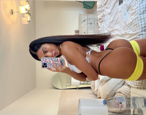 OnlyFans Star <strong>Isabella Rhoades</strong> Freshens Up Her Profile with a Snazzy Bio Update