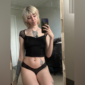 Kate Lavender's OnlyFans Update: A New Look for the Emo & Nerdy Tomboy