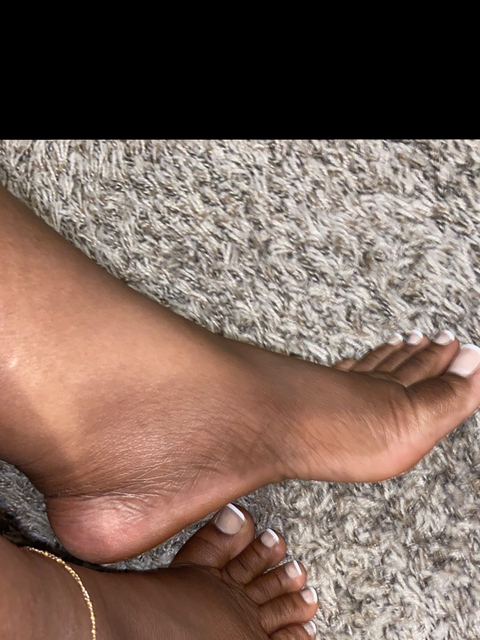 shewiththeprettyfeet nude