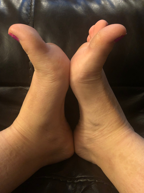 @mommafeetlove