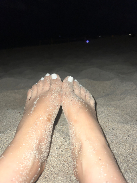 danytoesandsoles nude