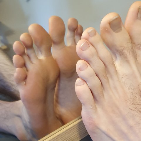 @teenboyfeet