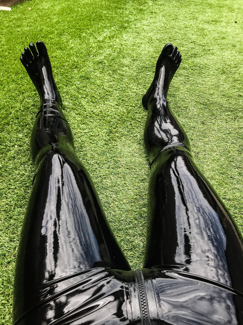 rubberneo nude