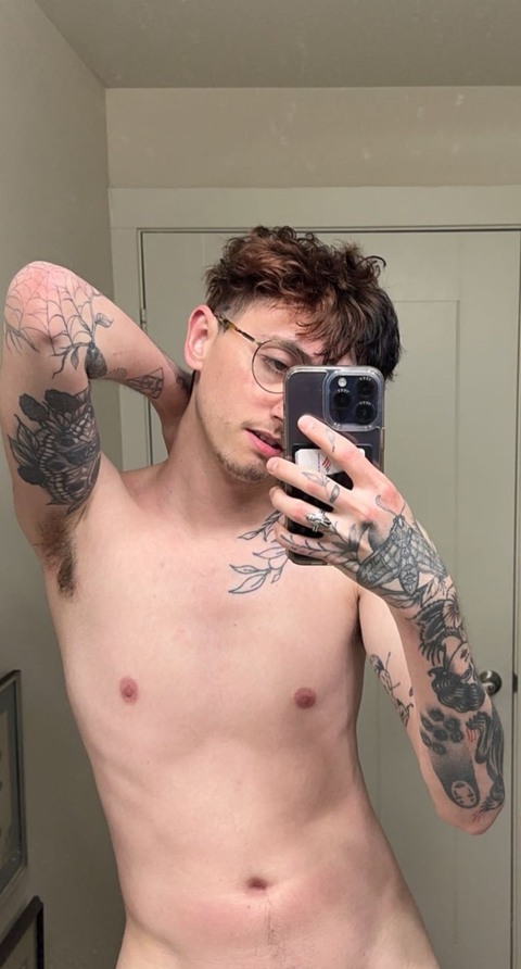 @hungtattedtwink