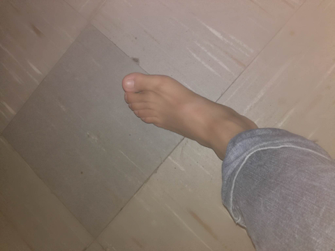 dani_foot nude