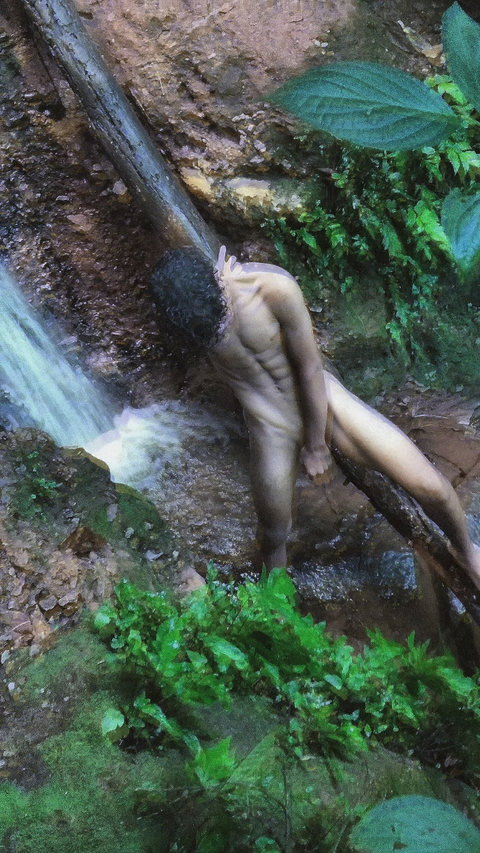 esoars nude