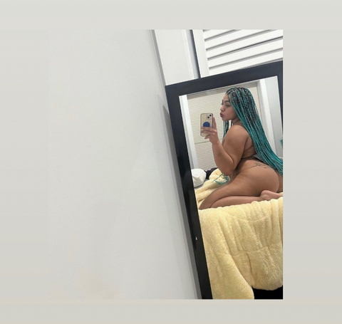 selenababe21 nude