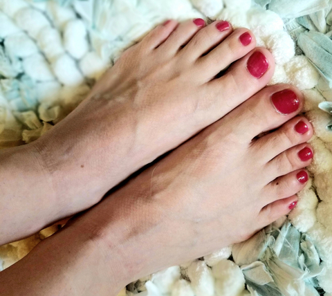 @feetbycass113057100