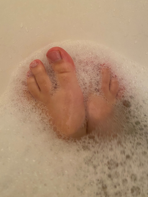 @cutefeetforyouu