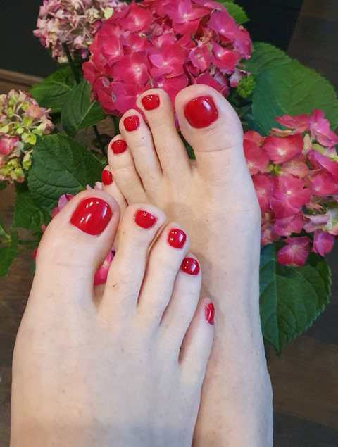 @redlady_yourfeetdream