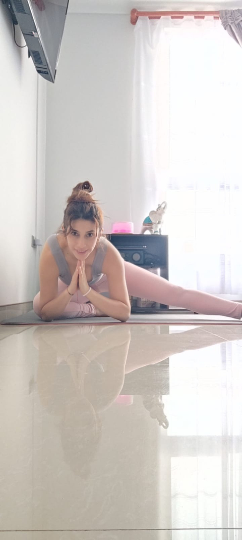 caro.yoga nude