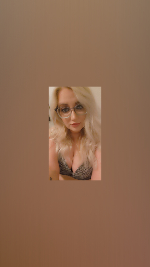 blondiewithglasses nude