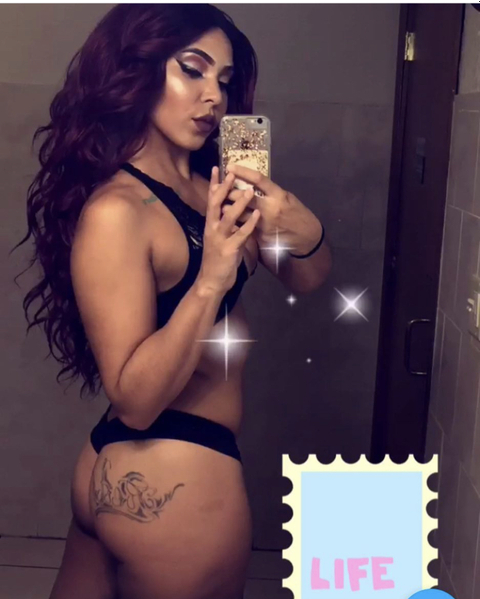 @queenred28