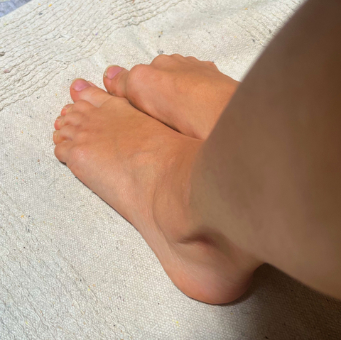 small.pretty.feet nude