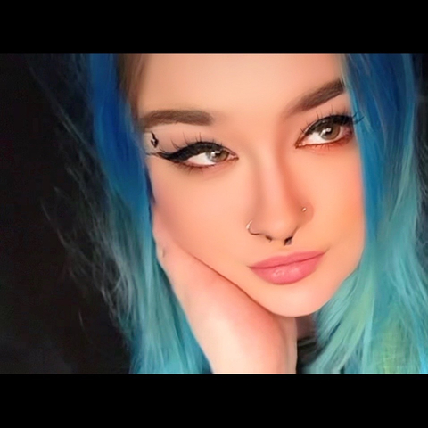 @bluehairedbitchh