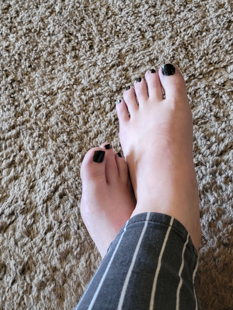 @nikkisfeet2sell