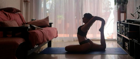 naomi.yoga nude