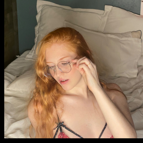 @redheadarielw