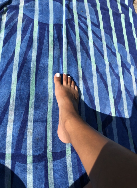 @lunaberry_feet