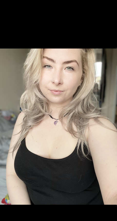 L ☽ profile picture