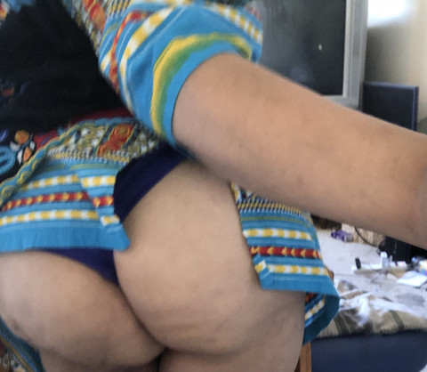 Kiss my ass 😏then tip me ; fetishes page profile picture