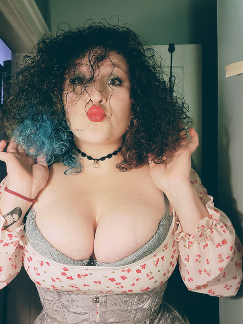 UnderMyTutu profile picture